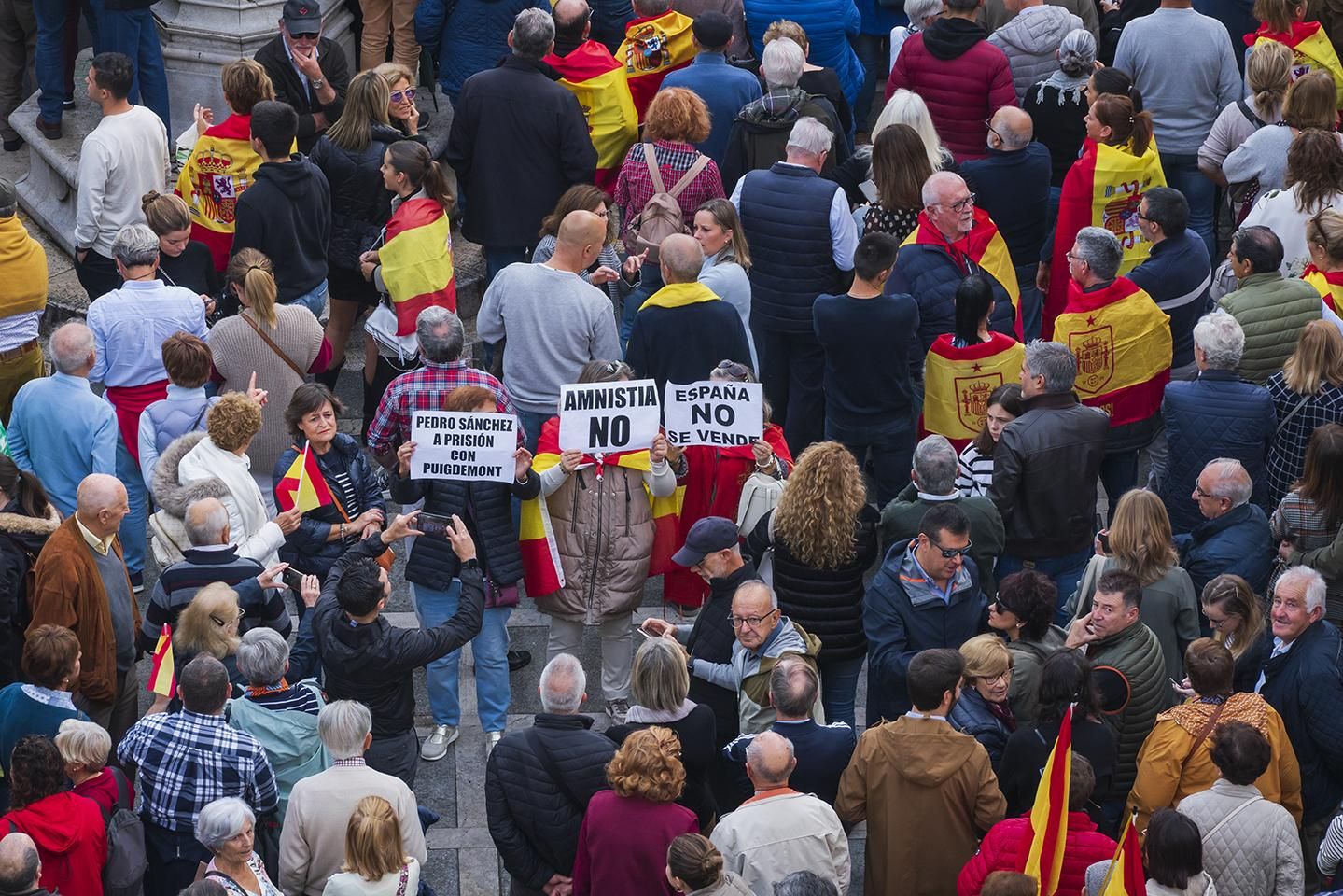En la protesta convocada por el PP en Santander han participado miles de personas.