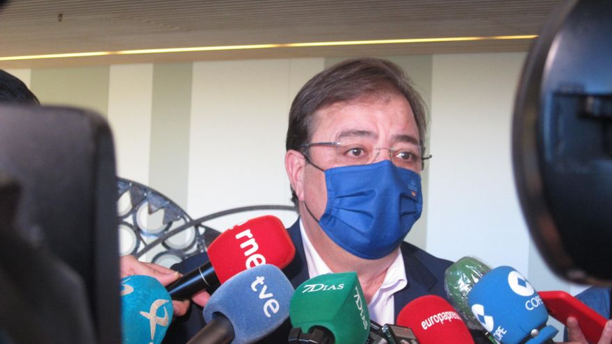 El presidente de la Junta, Guillermo Fernández Vara, atiende a los medios de comunicación.