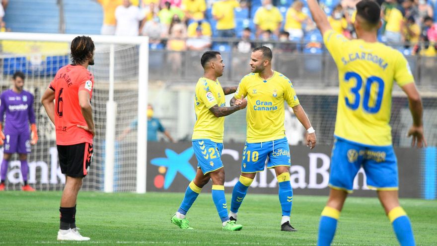 Las Palmas se lleva el derbi con un autogol de Pablo Larrea en el minuto 92