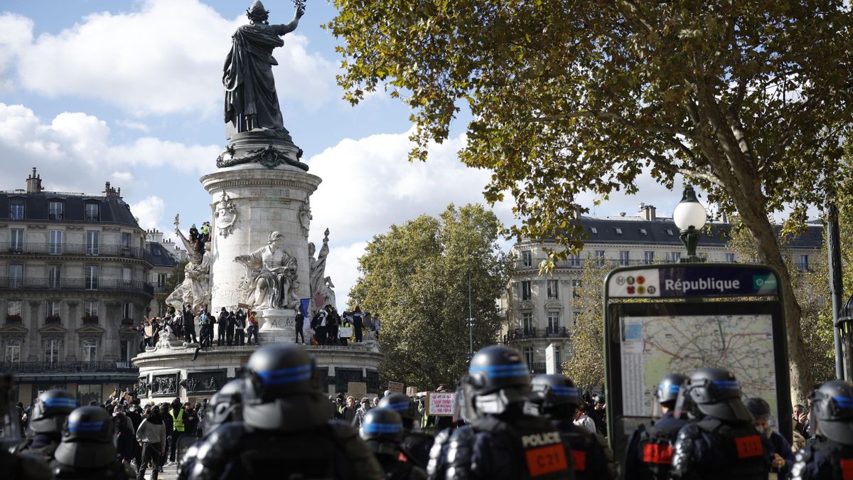 La policía vigila una de las protestas en París por el encarecimiento de la vida.