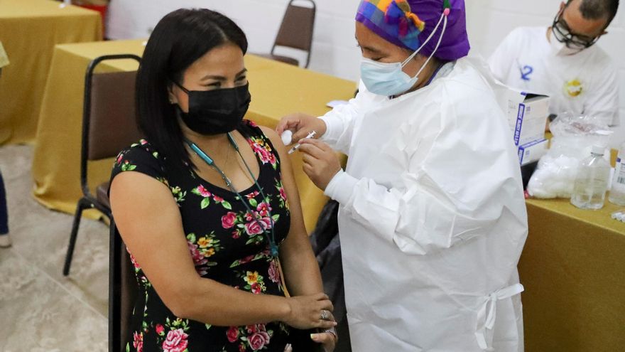 Fotografía de archivo en la que se registró el proceso de vacunación contra la covid-19 de una mujer en Tegucigalpa (Honduras). EFE/Gustavo Amador