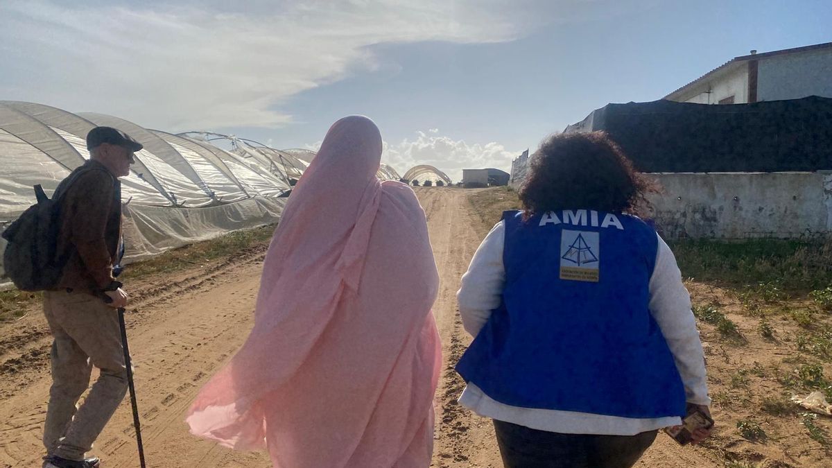 Fátima Ez Zohayry acompaña a una trabajadora en unos invernaderos de Huelva.
