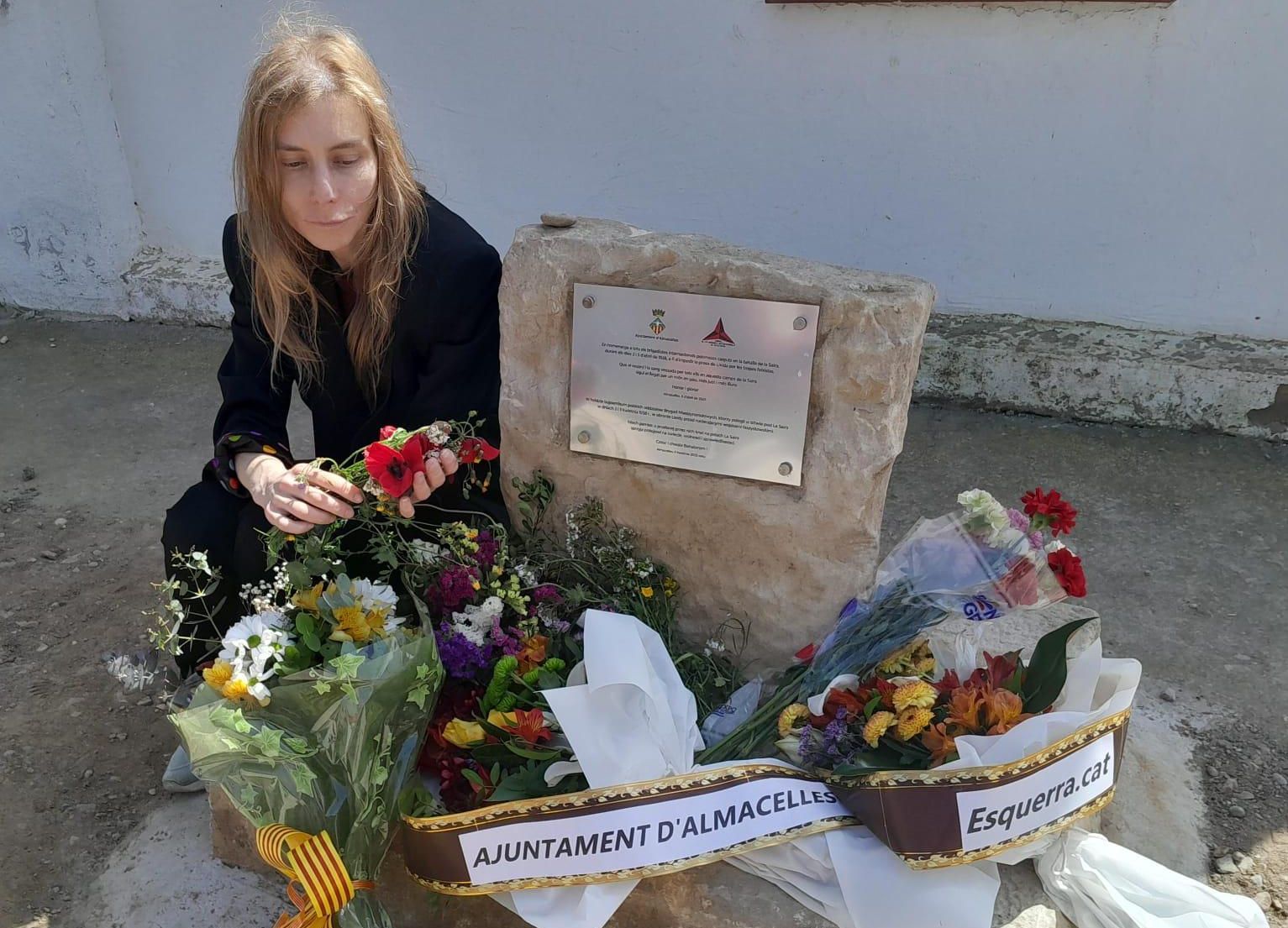Inga Oleksiuk, junto a la placa en homenaje a combatientes como su abuelo, en Almacelles (Lleida)