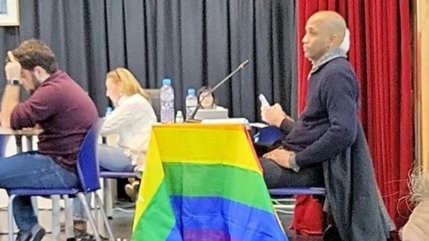 El concejal de Vicálvaro expulsa del pleno a un vocal vecino por exhibir una bandera LGTBI