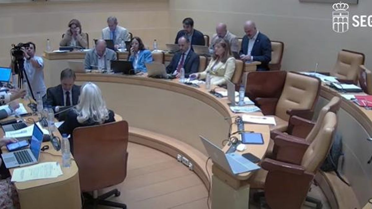 Toda la oposición de Segovia salvo Vox abandona el pleno mientras la concejala de Hacienda defiende las ordenanzas fiscales que se han rechazado