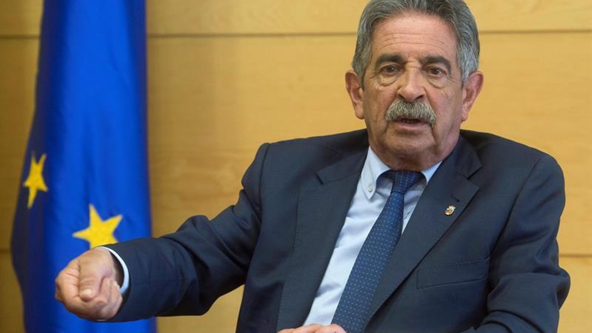 El presidente de Cantabria, Miguel Ángel Revilla (PRC), en su despacho. Archivo.