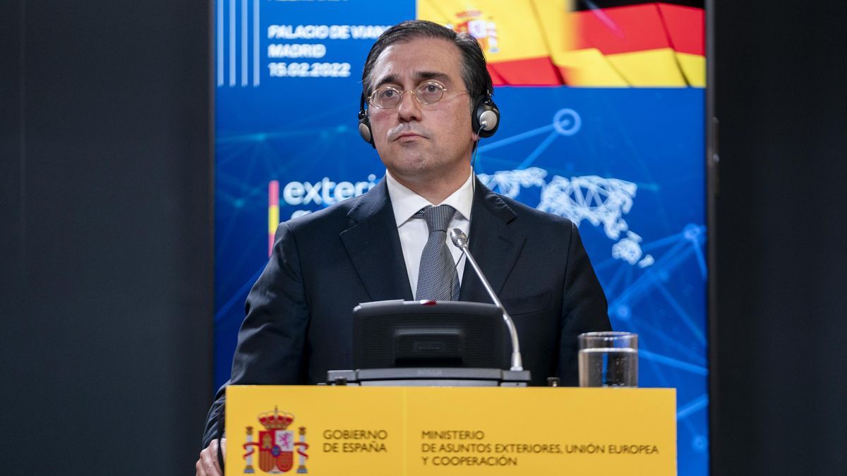 El ministro de Asuntos Exteriores, Unión Europea y Cooperación, José Manuel Albares, comparece tras una reunión con la ministra federal de Asuntos Exteriores de Alemania, en el Palacio de Viena, a 15 de febrero de 2022, en Madrid (España).