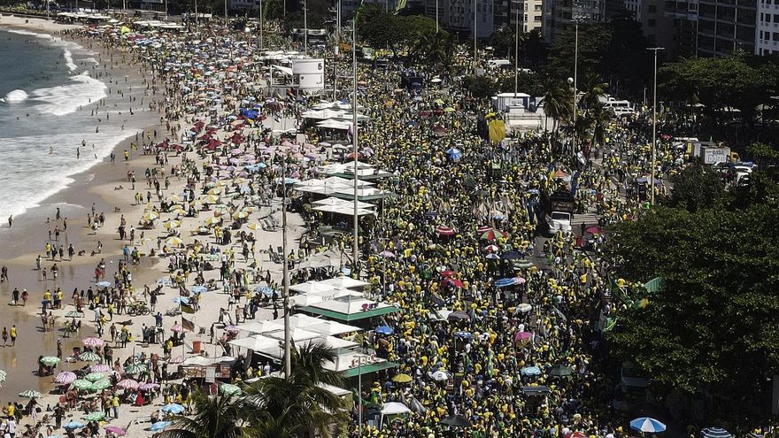 Miles de seguidores de Bolsonaro esperan este miércoles el discurso del presidente de Brasil en Río de Janeiro