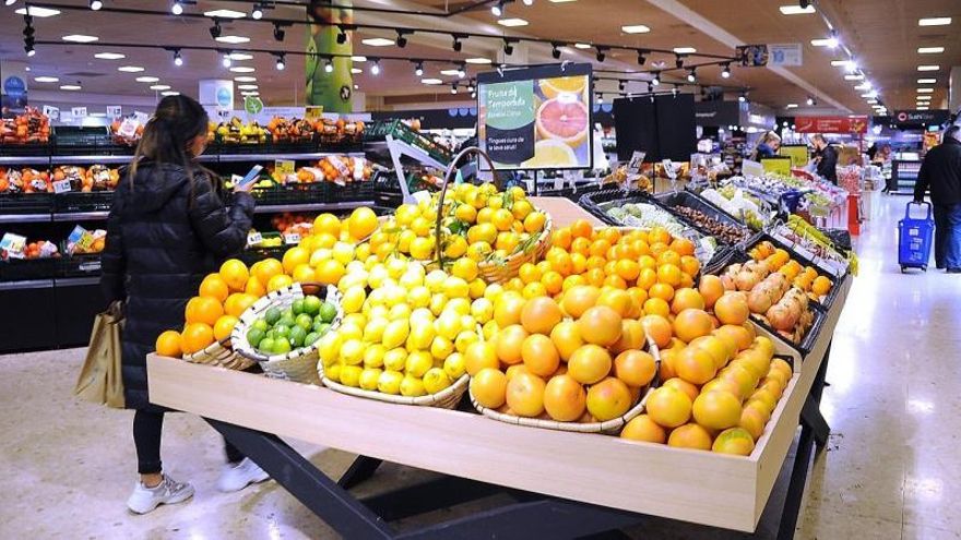 España cambia el sistema de las ayudas alimentarias: de la cesta de comida a las tarjetas monedero para el súper