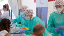 Empleadas de Ribera Salud en los hospitales financiados por la Generalitat Valenciana durante la toma de muestras.