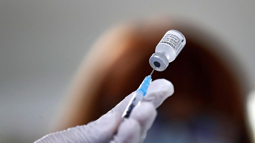 La vacuna contra la covid-19 de Pfizer-BioNTech (BNT162b2) es "altamente" efectiva para prevenir las hospitalizaciones provocadas por todas la variantes del coronavirus durante, al menos, seis meses, según revela un estudio que publica este martes The Lancet. Fotografía de archivo. EFE/EPA/ROBERT GHEMENT