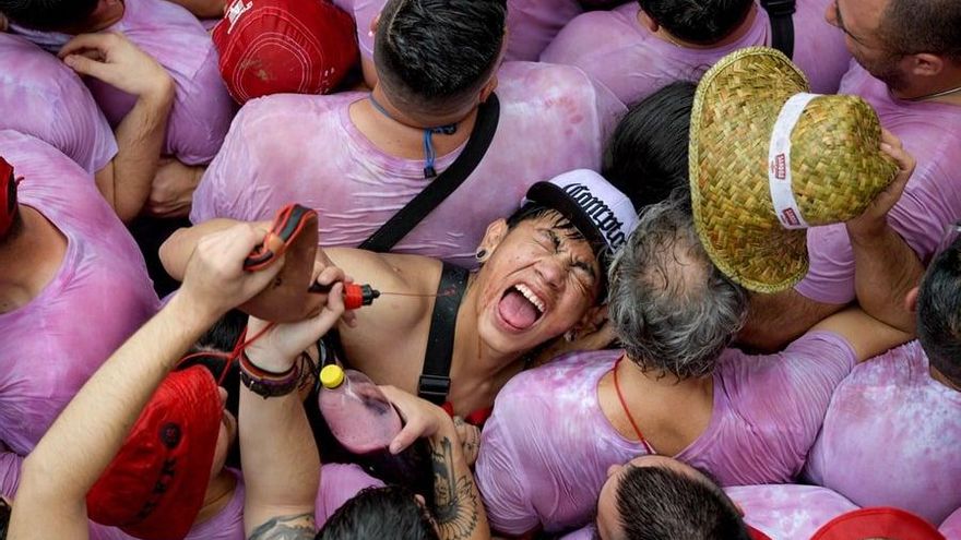 Un grupo de personas celebra el inicio de los Sanfermines en la Plaza Consistorial de Pamplona.