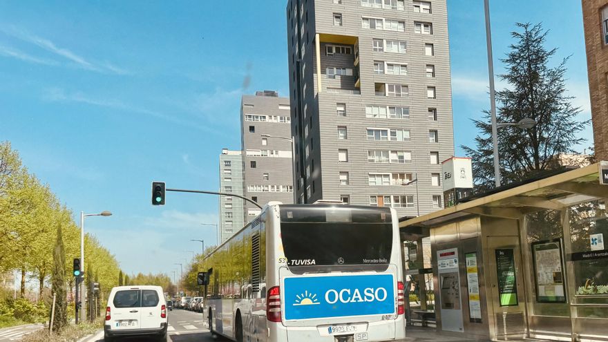 Vitoria insiste en utilizar vehículos diésel de 2006 para cubrir el BEI o "bus eléctrico inteligente"