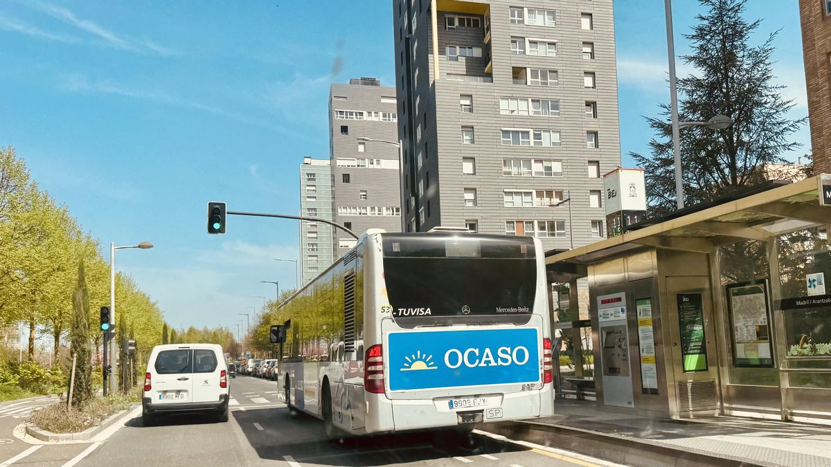Vitoria insiste en utilizar vehículos diésel de 2006 para cubrir el BEI o "bus eléctrico inteligente"