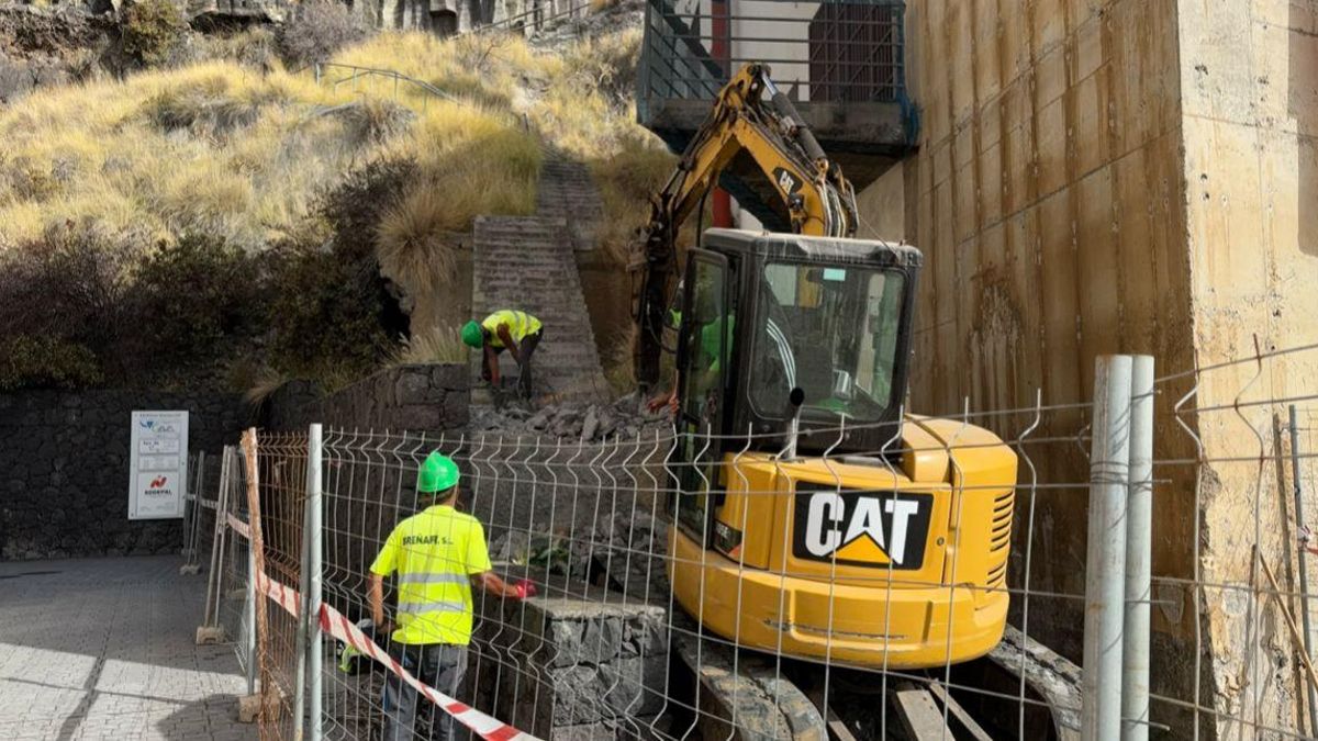 Trabajos de mejora de las escaleras de acceso entre Los Indianos y El Galeón .
