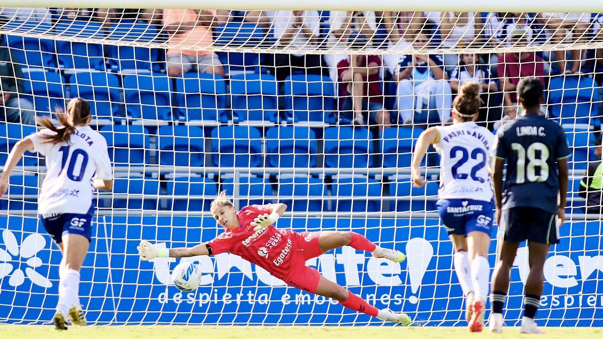 Noelia Ramos detiene el penalti ante el Real Madrid