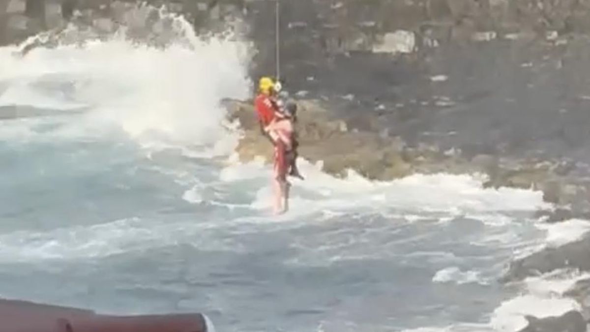 Momento del rescate de uno de los afectados por el golpe de mar en Tenerife.