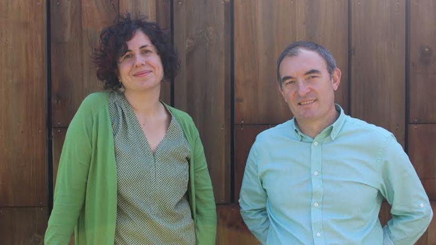 El alcalde de Teo (A Coruña), Rafa Sisto, y la portavoz del PSdeG en la localidad, Uxía Lemus, el día en que presentaron su acuerdo de gobierno