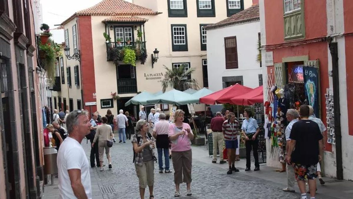 Imagen de archivo de turistas en la placeta Borrero de Santa Cruz de La Palma.