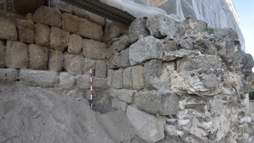 Muralla y el frente sur de la torre, con la modulación de sillares Omeya