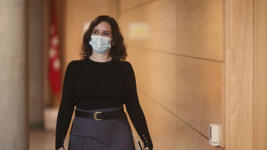 Por qué Ayuso no tiene que guardar aislamiento si ha tenido un contacto estrecho de COVID-19