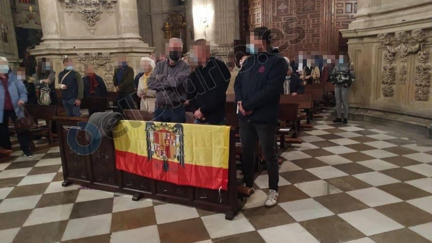 Durante la ceremonia estuvo desplegada en las primeras filas una bandera preconstitucional