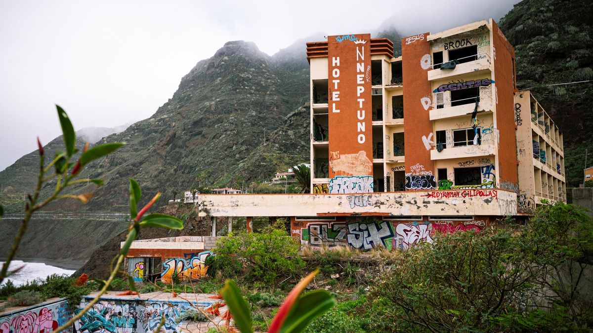 Estado ruinoso del antiguo hotel Neptuno, en Bajamar.