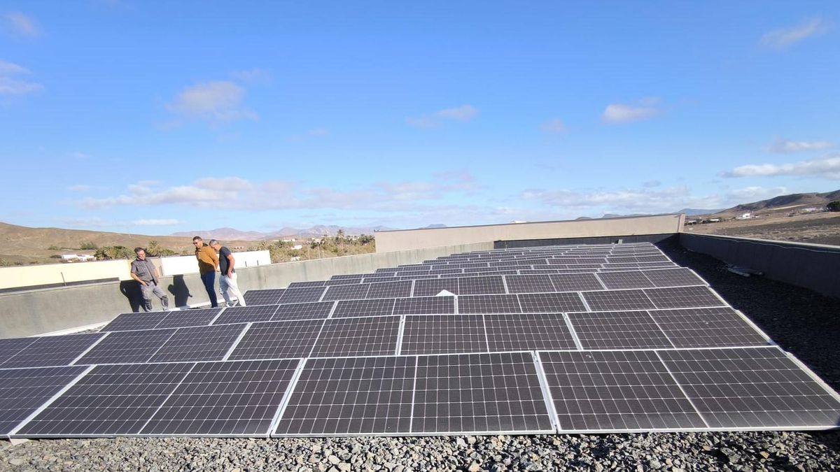 Techo de un colegio de Canarias donde se han instalado paneles solares financiados por la Unión Europea.
