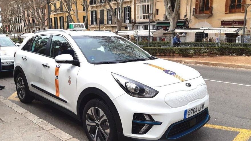 El Parlament da el visto bueno a la prórroga de la suspensión de autorizaciones de licencias de taxi y VTC