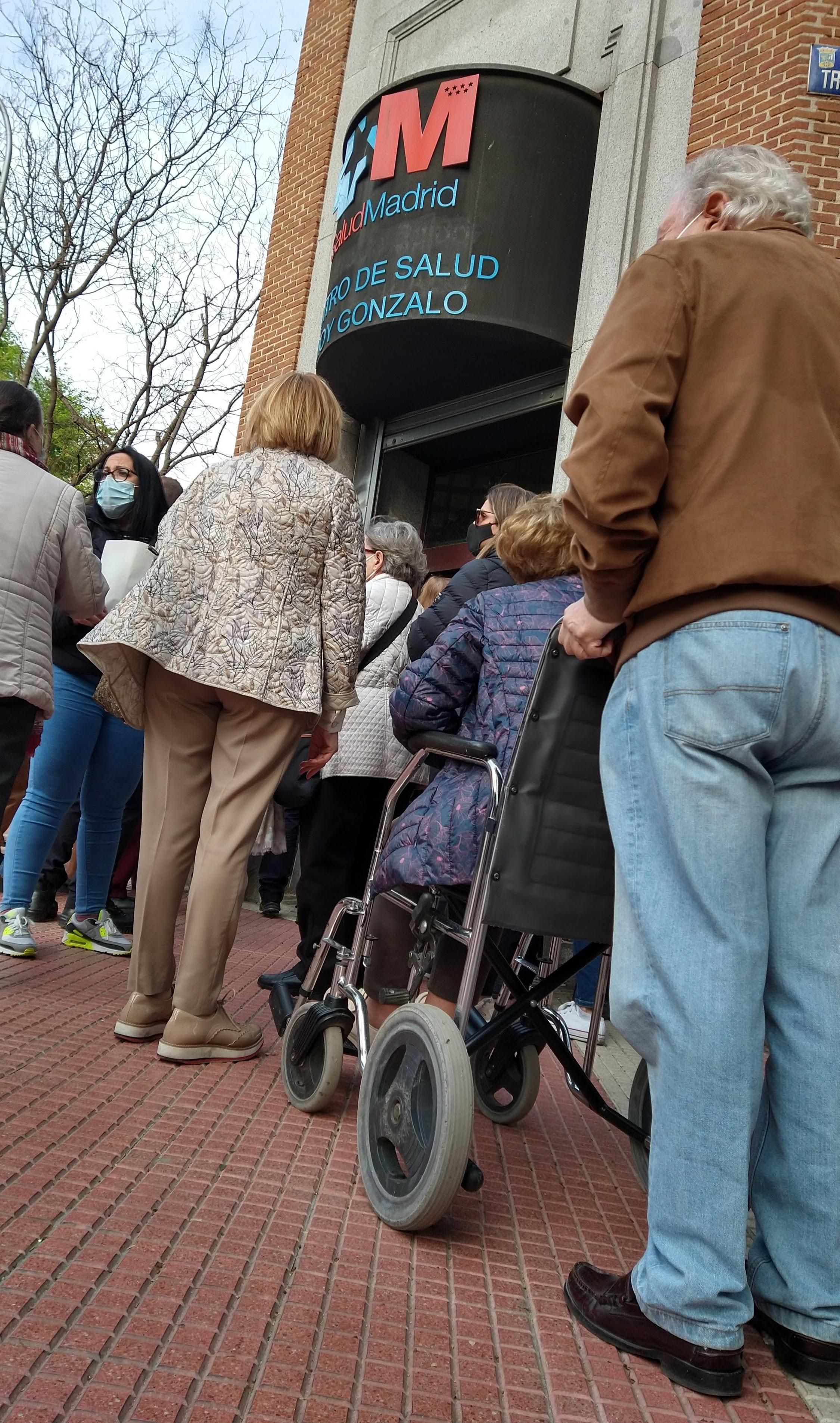 Citados aguardando su vacuna a las puertas de Eloy Gonzalo