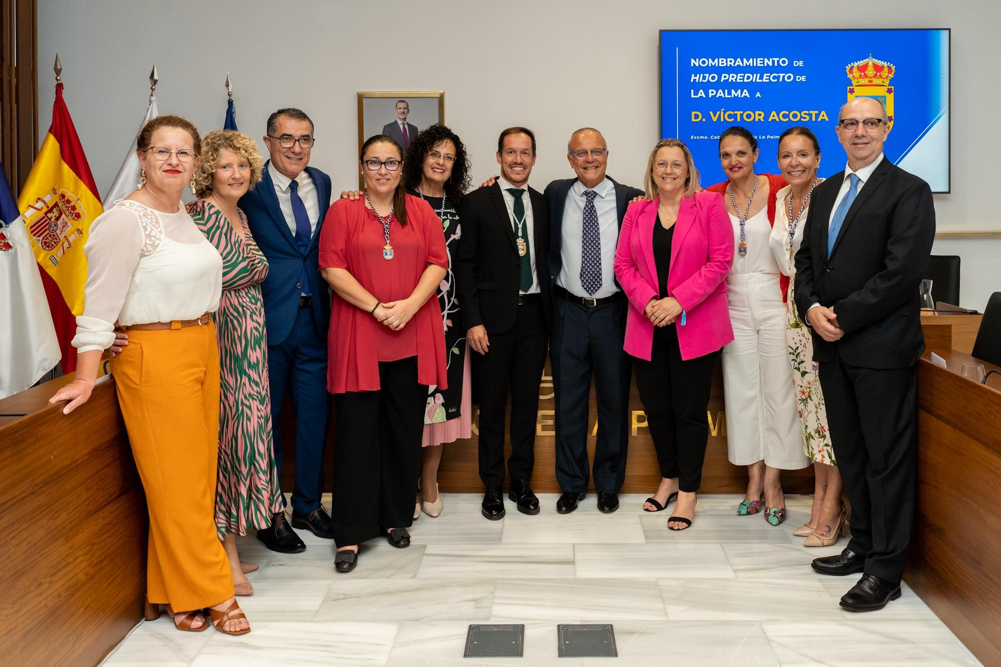 Los miembros de la Corporación posan junto a Víctor M. Acosta Rodríguez.