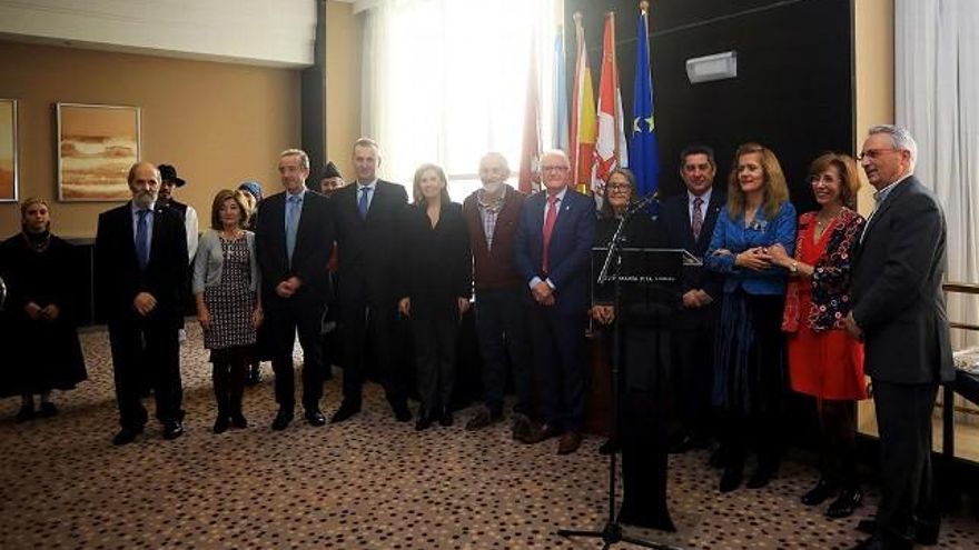 Componentes de la directiva de la Casa de León en La Coruña.