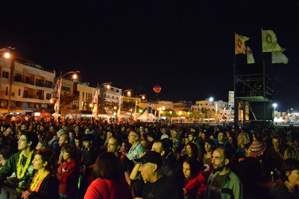 Público durante la actuación de L'Hijâz'Car durante el Womad Fuerteventura 2014 | Iago Otero Paz