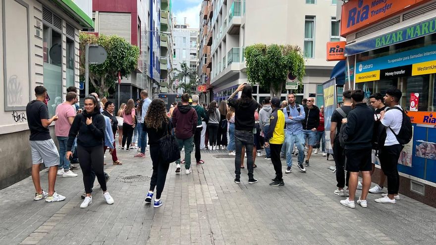 Vecinos de Las Palmas de Gran Canaria observan con expectación el suceso ocurrido en la calle Joaquín Costa