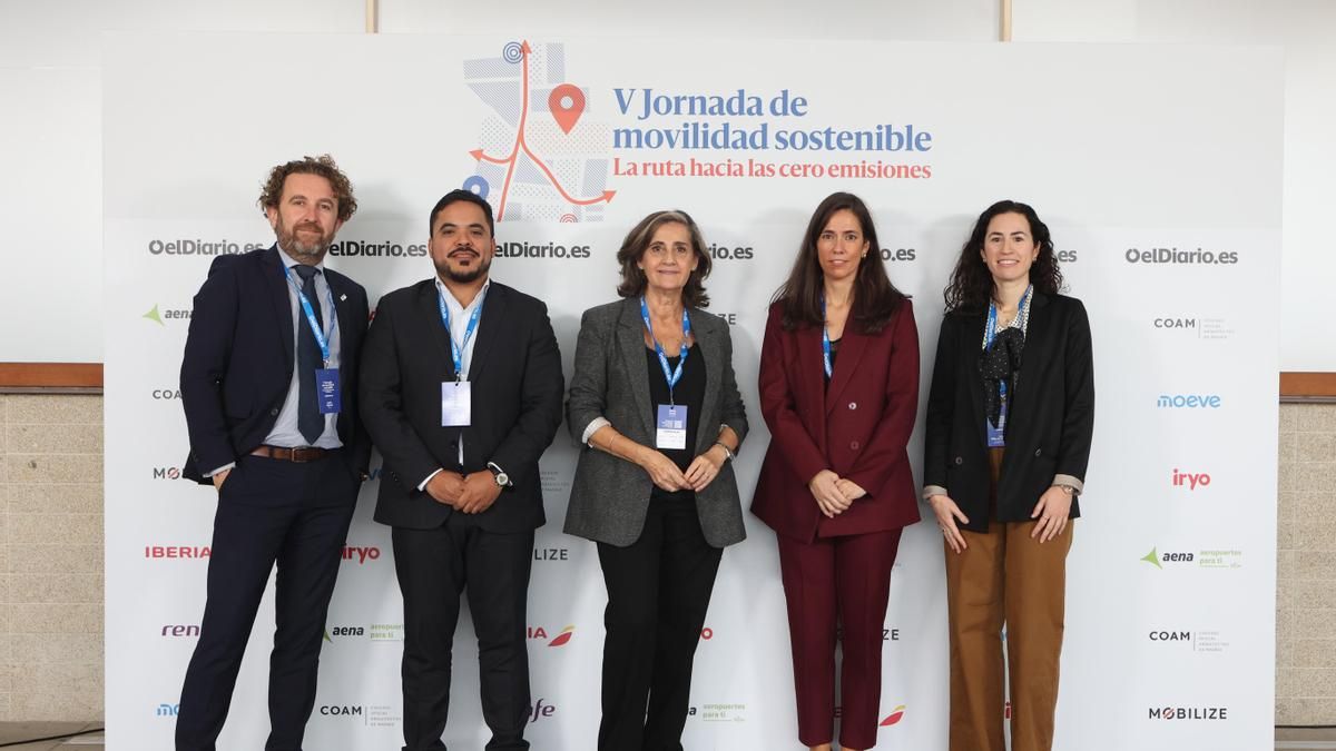 Cedric Vigneau, director de Flotas y CRT de Moeve; Dilmer Alvarado, director de Comunicación y Marketing de BusForFun; Marta García, presidenta ejecutiva de WWCOTY; Lucía Martínez Riveiro, directora general de Estrategias de Movilidad del Ministerio de Transportes y Movilidad Sostenible; Laura Vélez de Mendizábal,
E-mobility expert en Transport & Environment