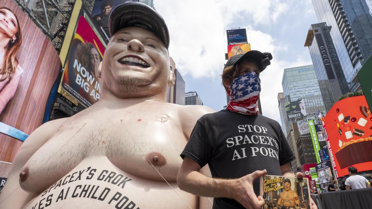 Una persona se manifiesta por el lanzamiento a la bolsa de SpaceX frente a un muñeco inflable gigante con la cara de Elon Musk este jueves, en Times Square de Nueva York.