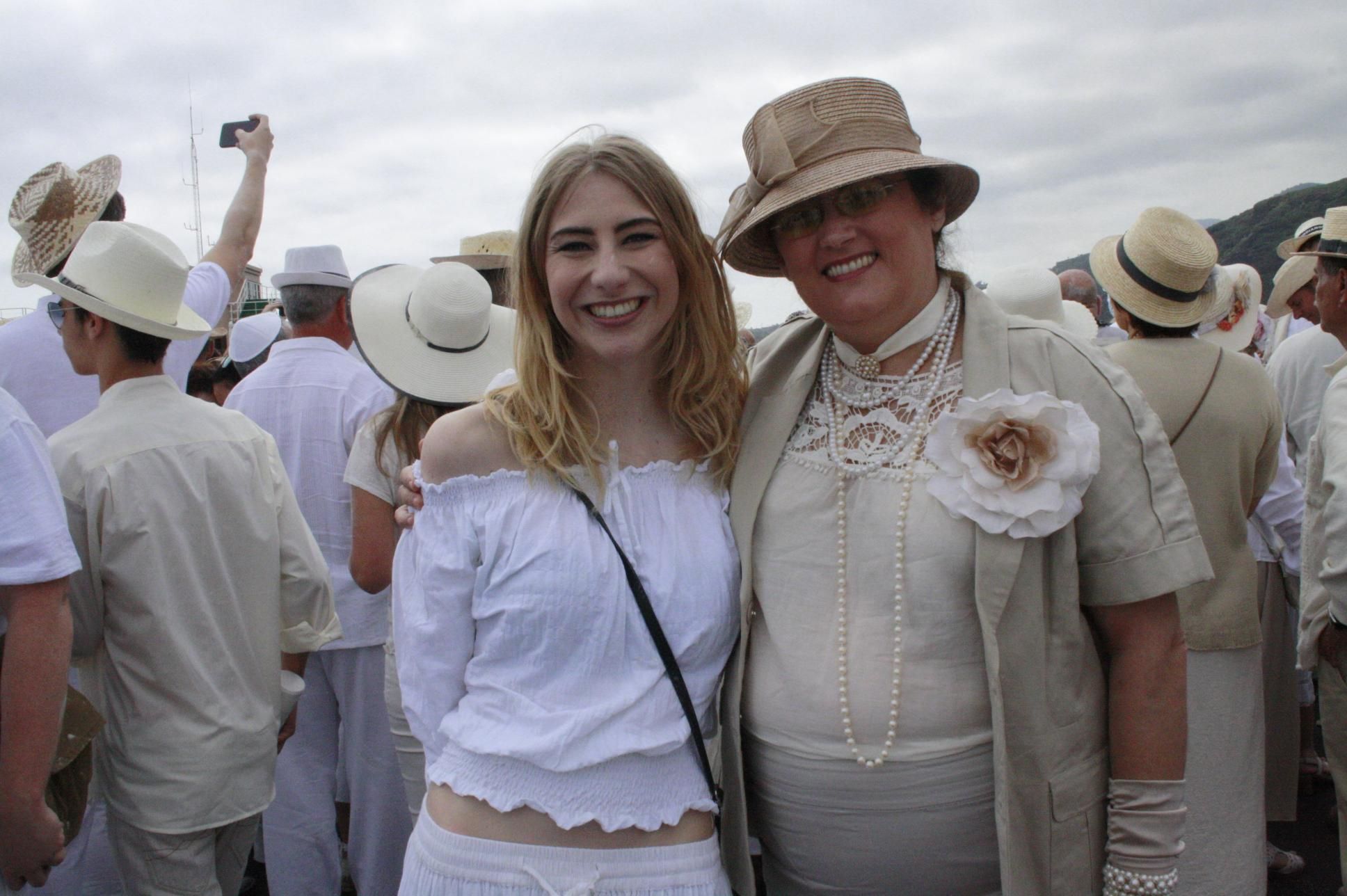 La arista Jessy Hughes y Guadalupe González Taño.
