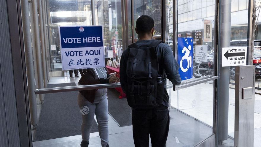 Un votante sale del colegio electoral este martes.