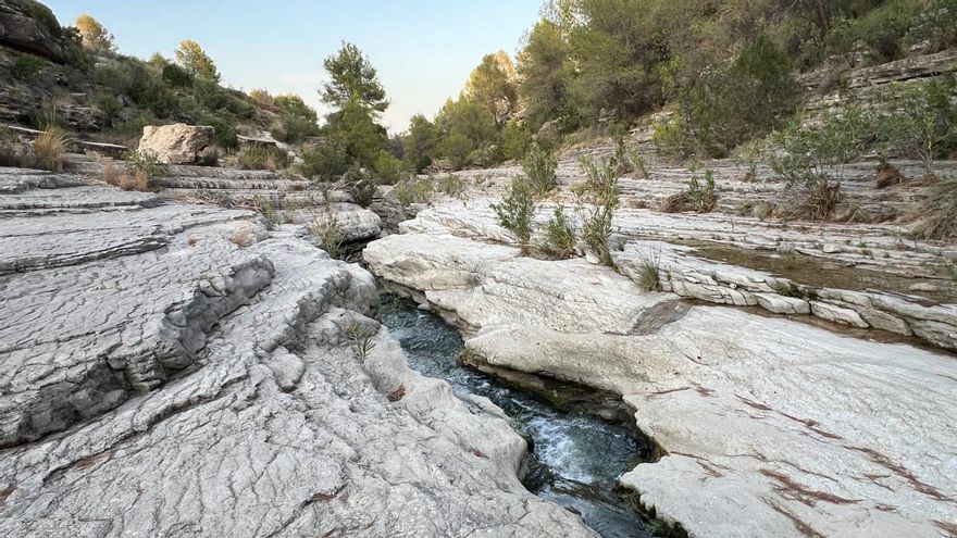 La ruta murciana con la que puedes disfrutar de pozas, pilones y cascadas en un paraje de rocas muy antiguas de un gran valor geológico