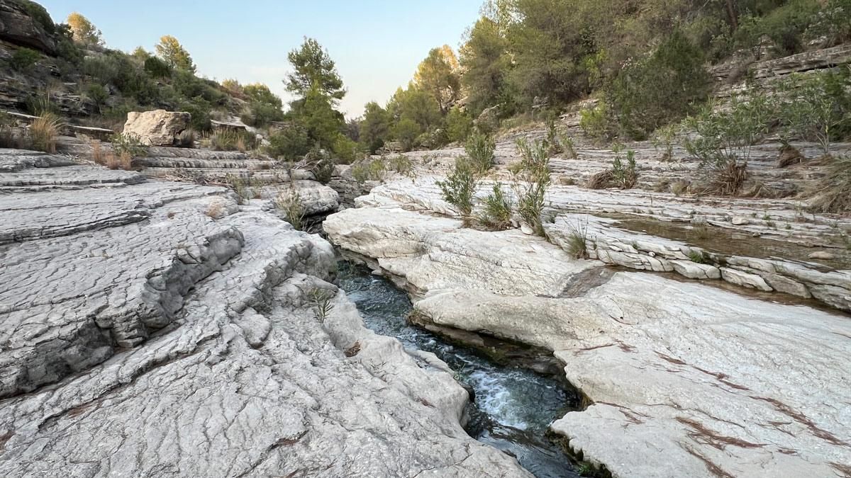 La ruta murciana con la que puedes disfrutar de pozas, pilones y cascadas en un paraje de rocas muy antiguas de un gran valor geológico