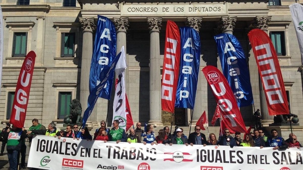 Funcionarios de prisiones manifestándose frente al Congreso.