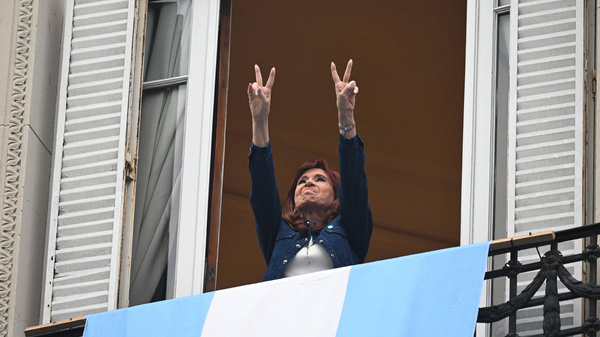 Cristina Fernández de Kirchner festeja el 17 de octubre desde el balcón de la casa donde cumple arresto domiciliario.