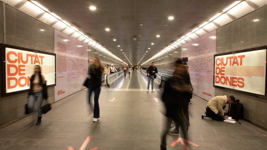 Unas mujeres pasan por delante del mapa simbólico durante la presentación de la campaña municipal ‘Barcelona. Ciutat de Dones’.