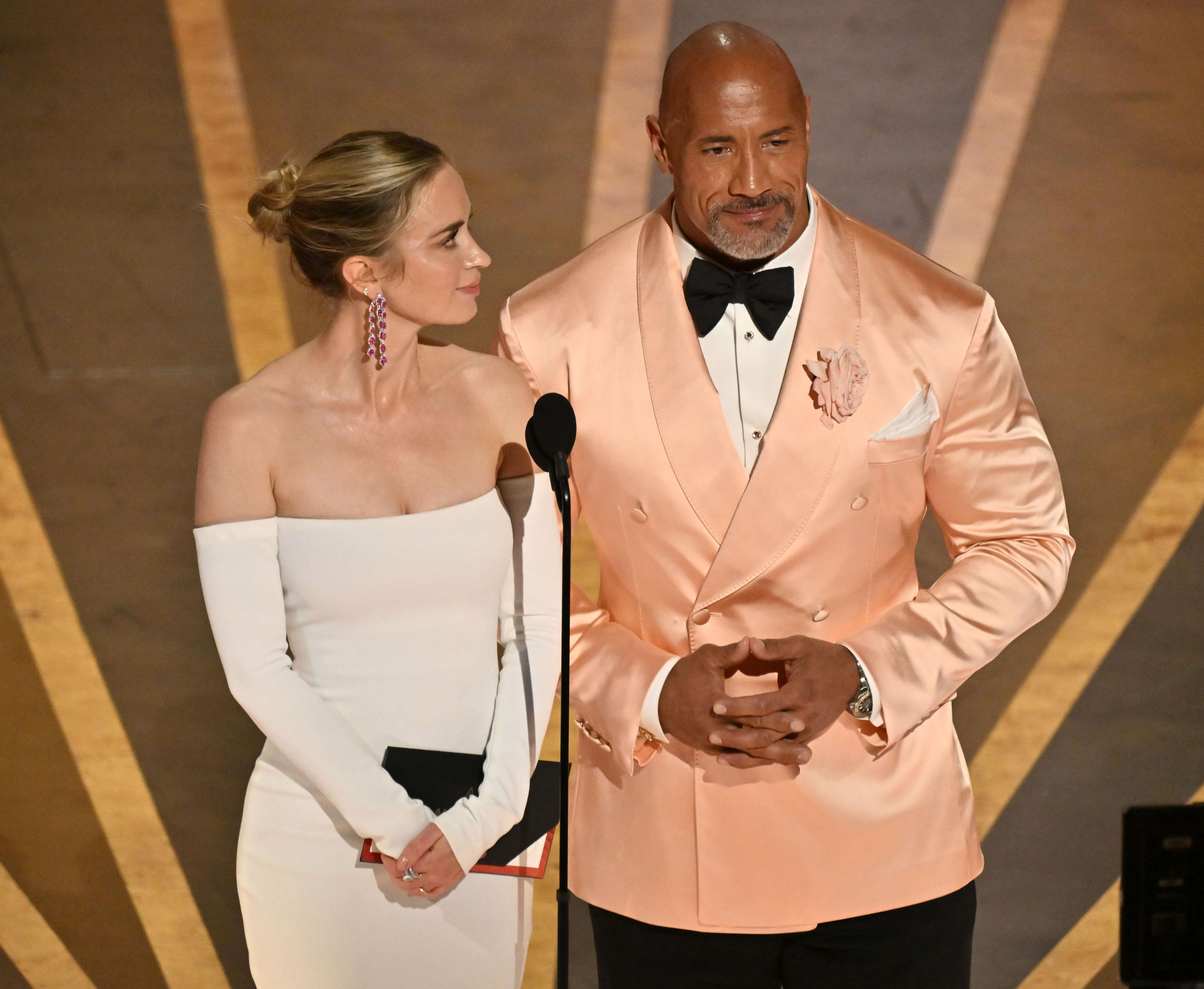 Emily Blunt y Dwayne Johnson, entregando el Oscar a Mejor película de animación
