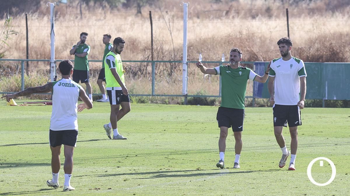 Iván Ania hablando con Theo Zidane