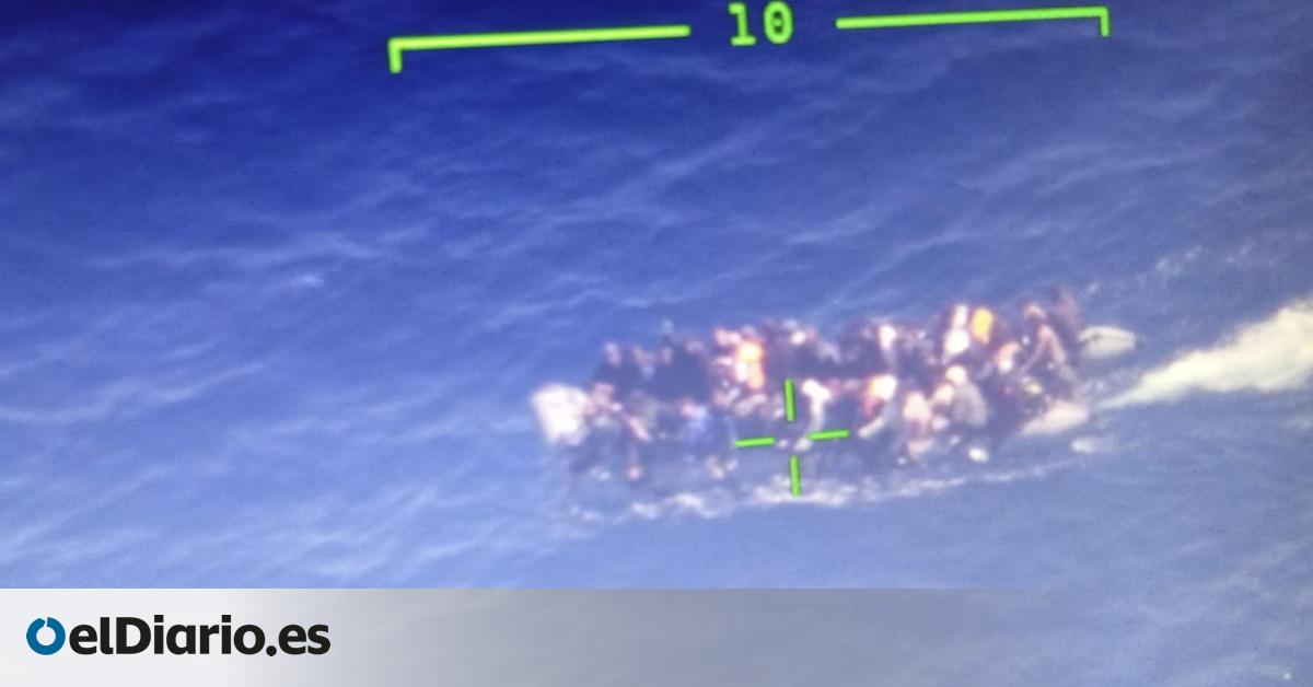 Salvamento traslada a Fuerteventura a 58 personas rescatadas de una neumática
