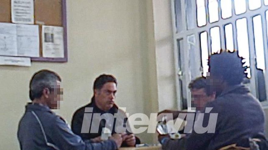 Martínez Barazón jugando a las cartas en prisión. / Foto Interviú