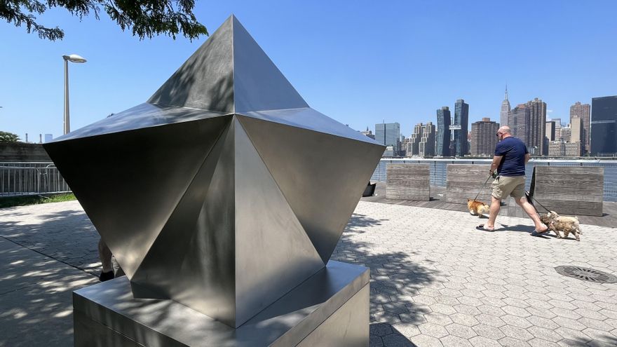 Una escultura poliédrica del español Ferreiro Badía se alza ante el perfil de Nueva York