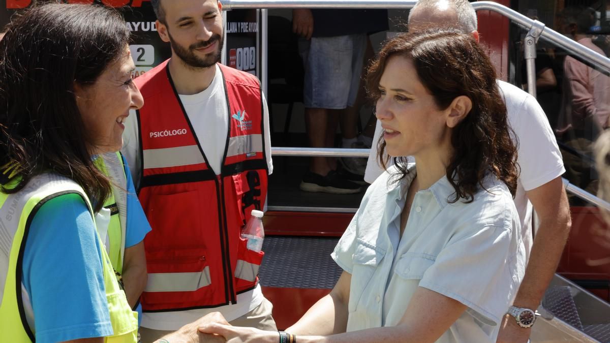 La presidenta de la Comunidad de Madrid, Isabel Díaz Ayuso (d), visita este domingo municipios e instalaciones afectadas por los incendios en la Sierra Oeste. EFE/ Víctor Lerena