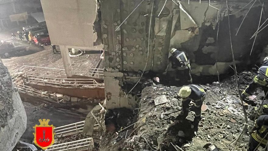 Tareas de rescate de los bomberos en el edificio bombardeado en Odesa.
